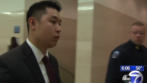 El agente del NYPD, Peter Liang, entrando a la Corte Suprema de Brooklyn para testificar sobre el incidente que cobró la vida de Akai Gurley, de 28 años.