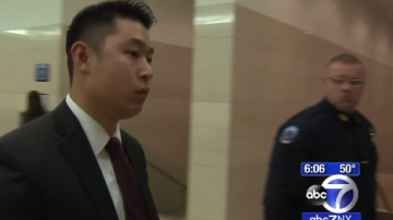 El agente del NYPD, Peter Liang, entrando a la Corte Suprema de Brooklyn para testificar sobre el incidente que cobró la vida de Akai Gurley, de 28 años.