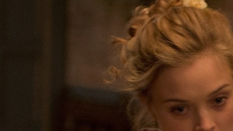 Lily James y Bella Heathcote en una escena de 'Pride Prejudice and Zombies'.