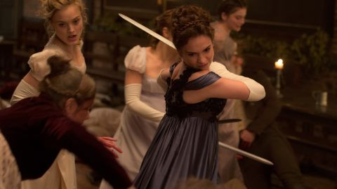 Lily James y Bella Heathcote en una escena de 'Pride Prejudice and Zombies'.