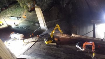 Comienza la demolición del puente de la Calle Sexta en Los Ángeles.