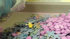 Imagen muestra las pastillas de la droga Ecstasy mezcladas con piezas del rompecabeza. /SUMINISTRADA POR RPD