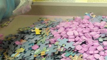 Imagen muestra las pastillas de la droga Ecstasy mezcladas con piezas del rompecabeza. /SUMINISTRADA POR RPD