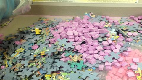Imagen muestra las pastillas de la droga Ecstasy mezcladas con piezas del rompecabeza. /SUMINISTRADA POR RPD