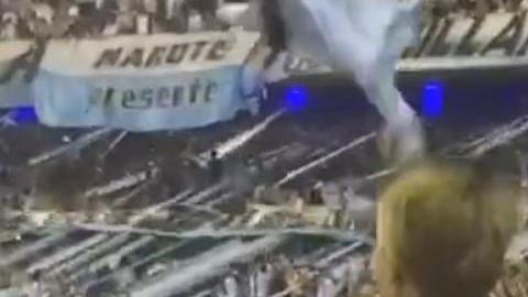 La escena se dio en la tribuna de 'El Cilindro' tras el triunfo de Racing sobre el Puebla mexicano.