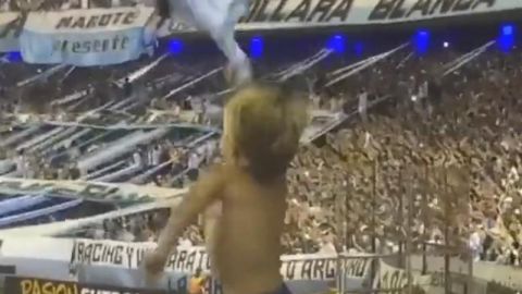 La escena se dio en la tribuna de 'El Cilindro' tras el triunfo de Racing sobre el Puebla mexicano.