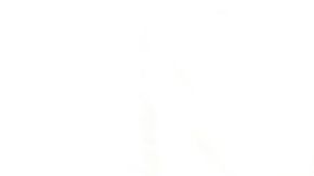 Irene Flores (izda) y Celso Guevara (dcha) hablan en la cabina de Radio Indigena en Oxnard. /EFE