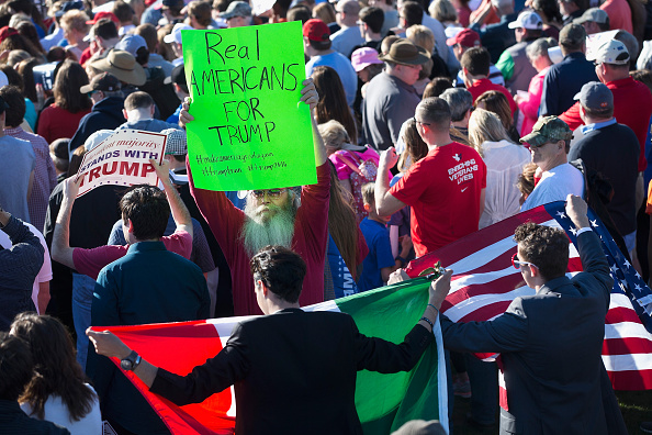 En Madison, Alabama, un manifestante pro-Trump despliega un letrero que dice "Verdaderos estadounidenses por Trump". (Photo by Scott Olson/Getty Images)