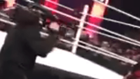 Un aficionado grabó justo el momento cuando el comentarista le entregó algo en la mano a Reigns.