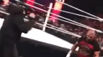 Un aficionado grabó justo el momento cuando el comentarista le entregó algo en la mano a Reigns.