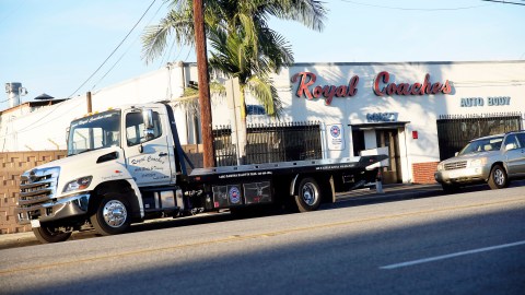 Grúa de la empresa Royal Coaches.