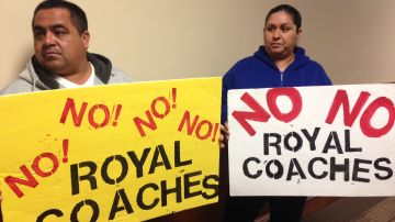 Varias personas protestaron en la reunion del concilio de El Monte el martes en contra de la empresa Royal Coaches. /ISAIAS ALVARADO