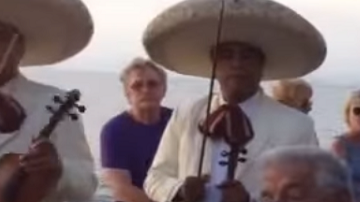 Ruben Aguirre y Florinda Meza se volvieron a ver y para cerrar con broche de oro cantaron "Somos cursis".