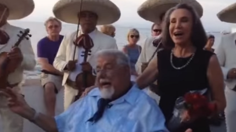 Ruben Aguirre y Florinda Meza se volvieron a ver y para cerrar con broche de oro cantaron "Somos cursis".