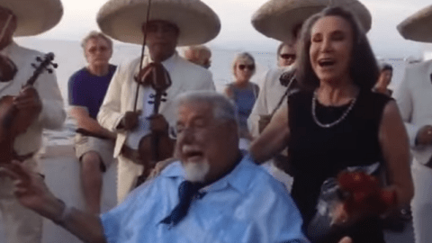 Ruben Aguirre y Florinda Meza se volvieron a ver y para cerrar con broche de oro cantaron "Somos cursis".