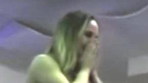 El momento de la petición de Joey Ryan a Laura James.