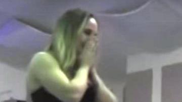 El momento de la petición de Joey Ryan a Laura James.