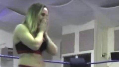 El momento de la petición de Joey Ryan a Laura James.