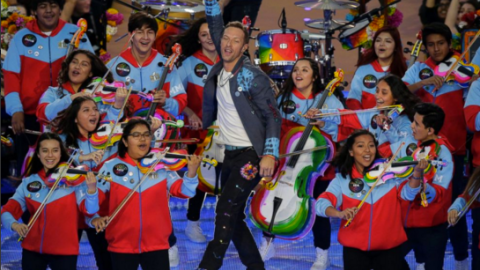 Los chicos de YOLA, la mayoría latinos, se hicieron presentes durante el show de medio tiempo del Super Bowl 50.