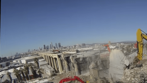 En un lapso de 40 horas, elementos de Caltrans derrumbaron el histórico 6th Street Bridge.