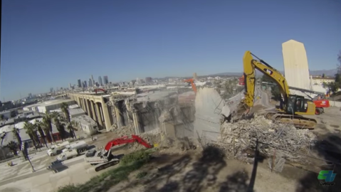 En un lapso de 40 horas, elementos de Caltrans derrumbaron el histórico 6th Street Bridge.