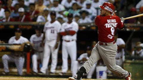 El jugador de Venados de Mazatlan, Jesús Esteban Quiroz batea una bola,  ante los Leones del Escogido.