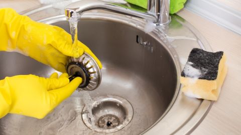 Cuando tiras  químicos tóxicos en la pileta, contaminas el agua.