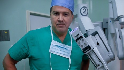 Debido a que es uno de los especialistas con más experiencia en cirugía laparoscópica y robótica en Latinoamérica, el doctor René Sotelo fue seleccionado para unirse a la Universidad del Sur de California (USC). (foto suministrada).