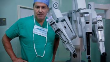 Debido a que es uno de los especialistas con más experiencia en cirugía laparoscópica y robótica en Latinoamérica, el doctor René Sotelo fue seleccionado para unirse a la Universidad del Sur de California (USC). (foto suministrada).