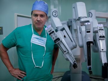 Debido a que es uno de los especialistas con más experiencia en cirugía laparoscópica y robótica en Latinoamérica, el doctor René Sotelo fue seleccionado para unirse a la Universidad del Sur de California (USC). (foto suministrada).