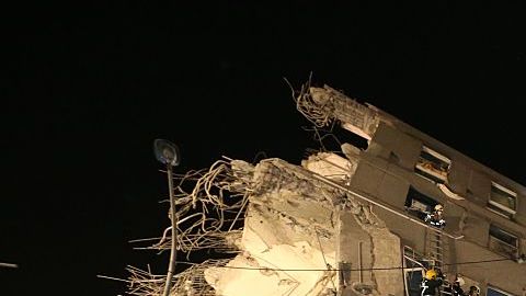 Personal de rescate  saca a un superviviente de un edificio derrumbado en Tainan tras un fuerte terremoto de 6,4 grados que sacudió Taiwán.