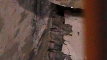 Rescatistas en un edificio que colapsó el sábado.