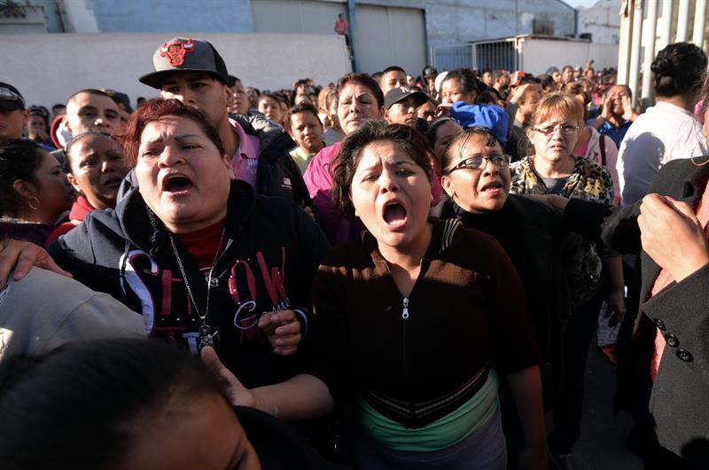 Familiares piden que los dejen ver los reos.