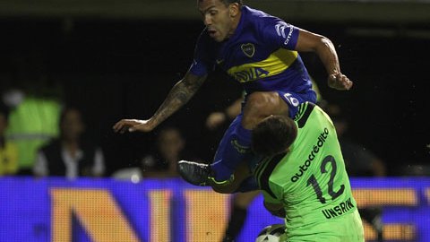 Carlos Tevez lesiona a portero de Newell's