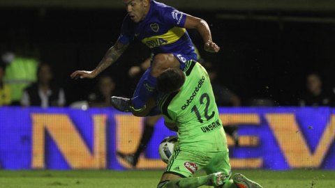 Carlos Tevez lesiona a portero de Newell's