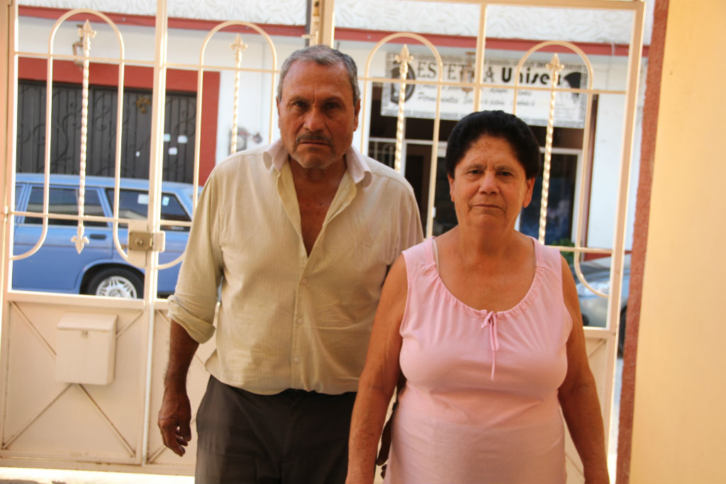 Víctor Pedroza con su esposa Caritina en Tonatico.