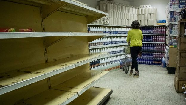 En Venezuela, los ciudadanos tienen que hacer largas filas para comprar los productos más básicos.