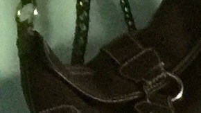 Yoni Ovalle, una inmigrante guatemalteca asegura que el grillete de monitoreo electrónico que le pusieron en un centro de detención familiar en el sur de Texas, le provocó una caída que le lesionó el pie. (Araceli Martínez/La Opinión).