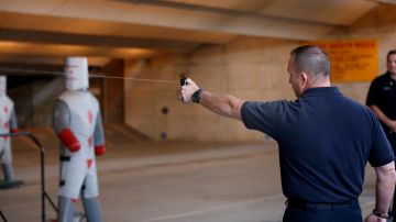 LAPD muestra a medios de comunicación como utilizar pistolas eléctricas y balas de goma, así como gas pimienta. (Aurelia Ventura/La Opinion)