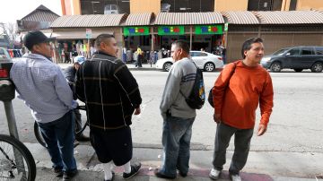 Jornaleros Emilio Lucas, Reynaldo Rodriguez y Mario Moreno, junto a otros companeros jornaleros en una esquina del centro de Los Angeles.