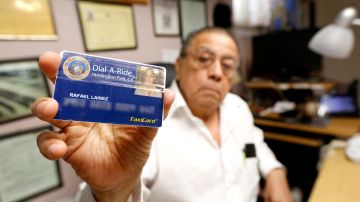 Rafael Lainez muestra la tarjeta que utilizaba para solicitar el servicio de transporte médico. (Photo Aurelia Ventura/La Opinion)