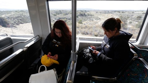 Pasajeros a bordo de la Línea de Oro que llega hasta Azusa. (Photo Aurelia Ventura/La Opinion)