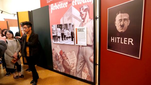 Afiches y carteles, así como fotografías, son parte de la exhibición. (Foto: Aurelia Ventura/La Opinion)