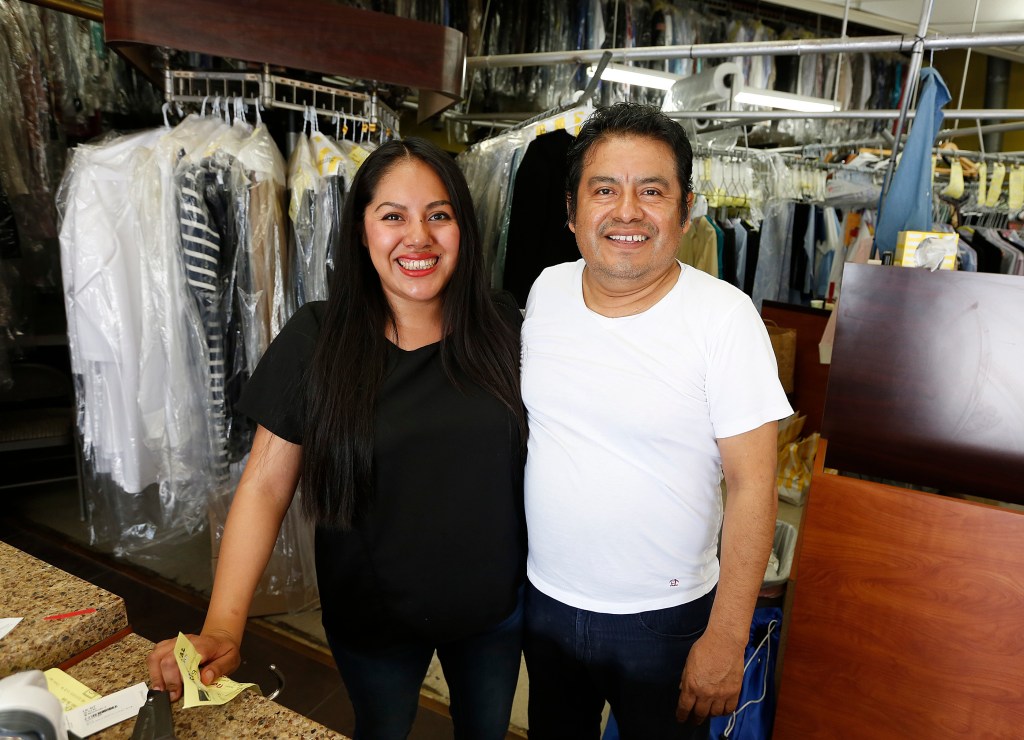 03/10/16 /LOS ANGELES /Inmigrante y dueño de un pequeño negocio Jeremias Baha con su hija Jael Baha (Foto Aurelia Ventura/La Opinion)