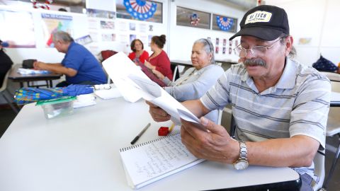 Dependiendo de tu edad y la cantidad de años que hayas sido residents, puedes hacer el examen de ciudadanía en español.