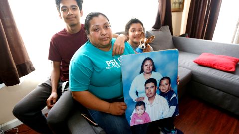 /Inmigrante Beatriz Orduña, con sus hijos, Lindsay Gonzalez, 9, y David Gonzalez, 17, denuncian la detención injusta de su esposo David Gonzalez Hernandez.  (Foto Aurelia Ventura/ La Opinion)