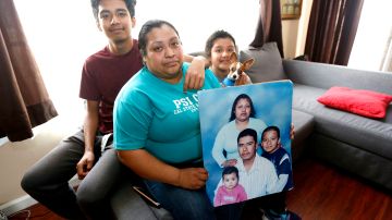 /Inmigrante Beatriz Orduña, con sus hijos, Lindsay Gonzalez, 9, y David Gonzalez, 17, denuncian la detención injusta de su esposo David Gonzalez Hernandez.  (Foto Aurelia Ventura/ La Opinion)