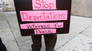 03/21/16/LOS ANGELES/Abogados de inmigracion denuncian falta de representacion y debido proceso frente al edificio federal de Los Angeles. (Foto Aurelia Ventura/ La Opinion)