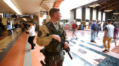 Foto de archivo de un agente del sheriff protegiendo Union Station.