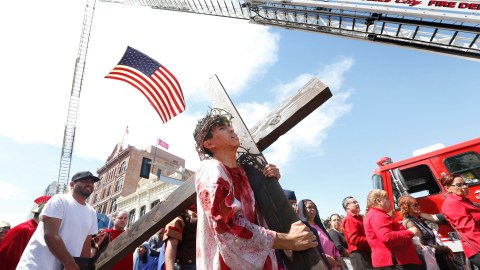En Los Ángeles recordaron el sufrimiento de Jesús y de los indocumentados. (FOTO: Aurelia Ventura/La Opinion)